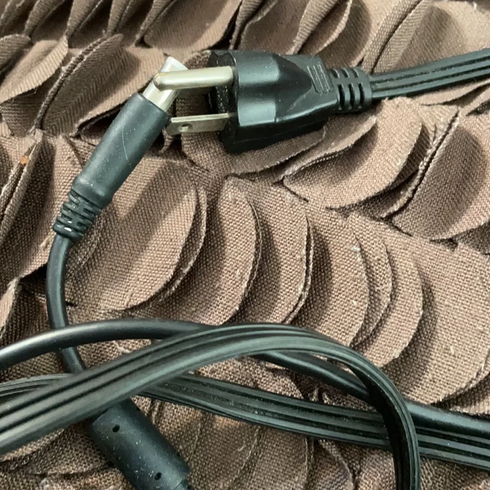 Gently Used Dell 90w AC Power Adapter Charger in great condition.